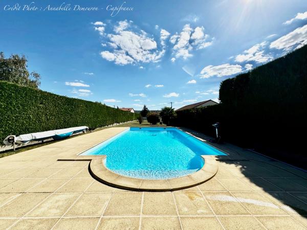 MOZAC – Maison de plain-pied 3 chambres/bureau – PISCINE – TERRAIN divisible de 2324 M² – Garages