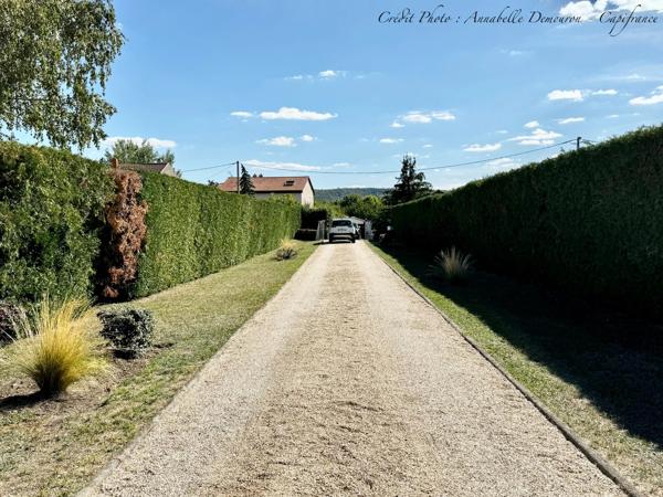MOZAC – Maison de plain-pied 3 chambres/bureau – PISCINE – TERRAIN divisible de 2324 M² – Garages