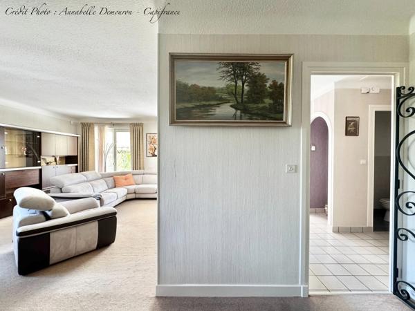 MOZAC – Maison de plain-pied 3 chambres/bureau – PISCINE – TERRAIN divisible de 2324 M² – Garages