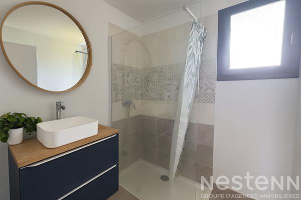 Maison contemporaine de plain pied dans le bourg de Crac'h