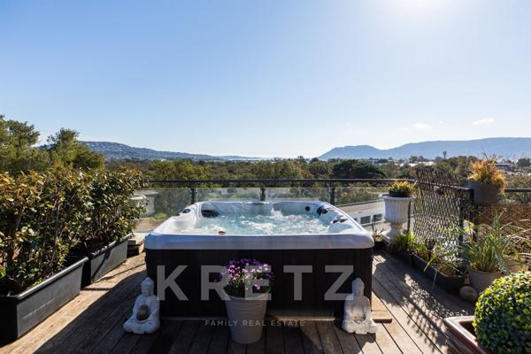 MAISON SUR LES TOITS de 120 m², en DERNIER ÉTAGE avec VUE MER