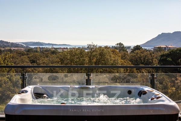 MAISON SUR LES TOITS de 120 m², en DERNIER ÉTAGE avec VUE MER