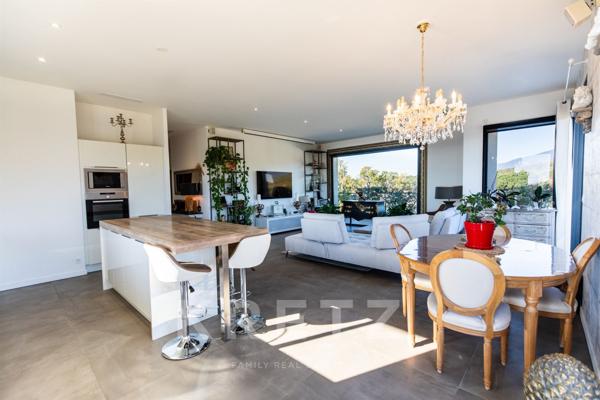 MAISON SUR LES TOITS de 120 m², en DERNIER ÉTAGE avec VUE MER