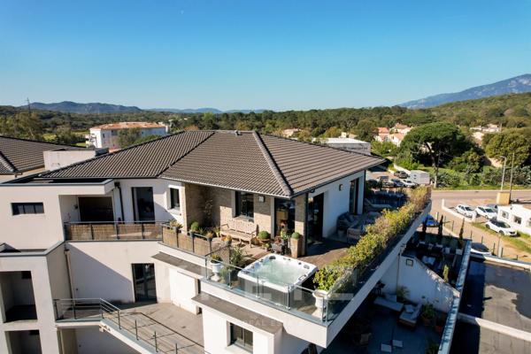 MAISON SUR LES TOITS de 120 m², en DERNIER ÉTAGE avec VUE MER