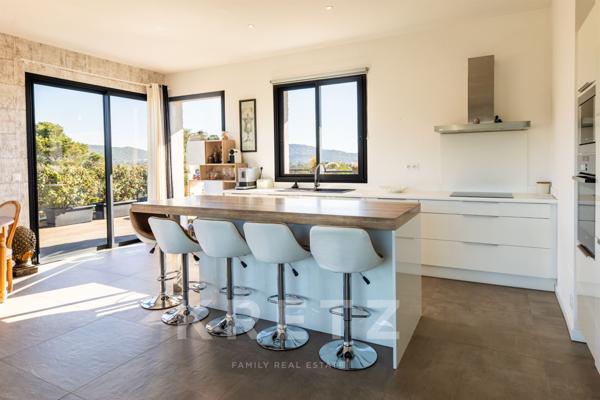 MAISON SUR LES TOITS de 120 m², en DERNIER ÉTAGE avec VUE MER