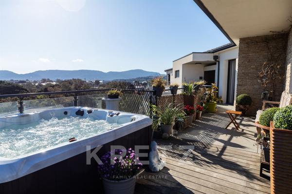 MAISON SUR LES TOITS de 120 m², en DERNIER ÉTAGE avec VUE MER