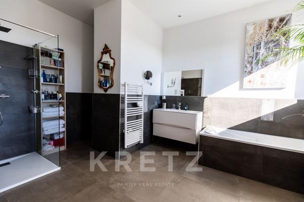 MAISON SUR LES TOITS de 120 m², en DERNIER ÉTAGE avec VUE MER