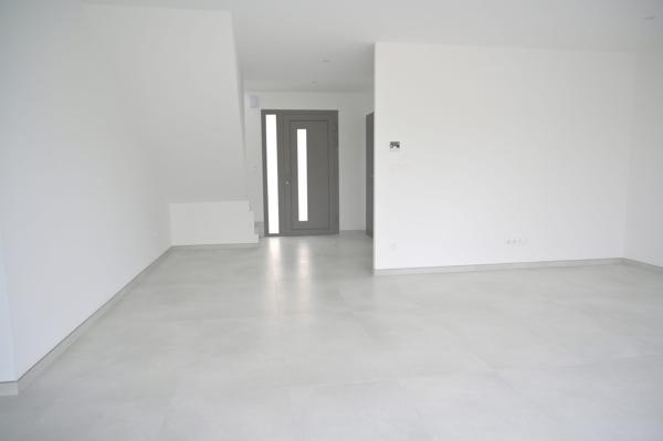Une maison neuve lumineuse pour une vie pleine de confort