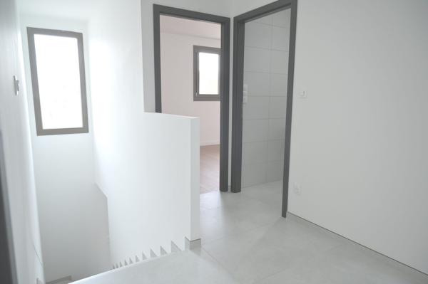 Une maison neuve lumineuse pour une vie pleine de confort