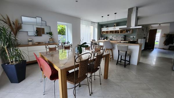 Sainte-Hermine (85210) Maison en pierre rénovée avec trois chambres et beau garage