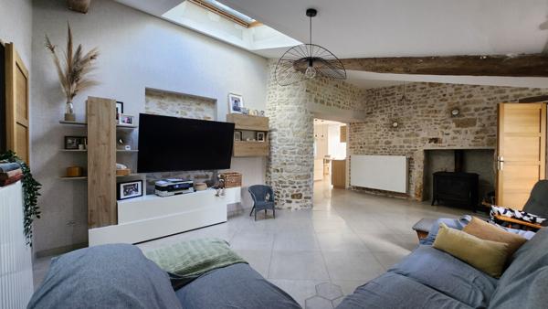 Sainte-Hermine (85210) Maison en pierre rénovée avec trois chambres et beau garage