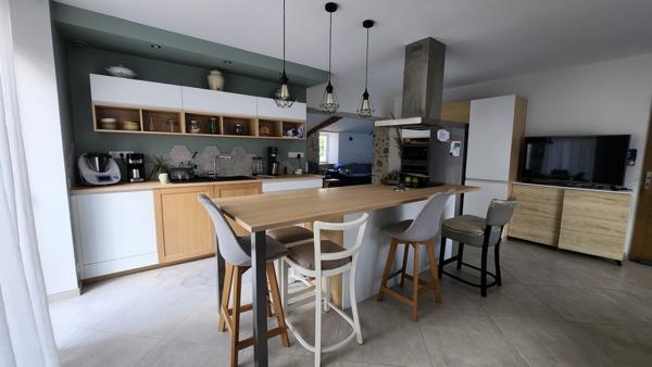 Sainte-Hermine (85210) Maison en pierre rénovée avec trois chambres et beau garage