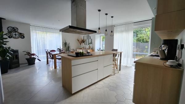 Sainte-Hermine (85210) Maison en pierre rénovée avec trois chambres et beau garage