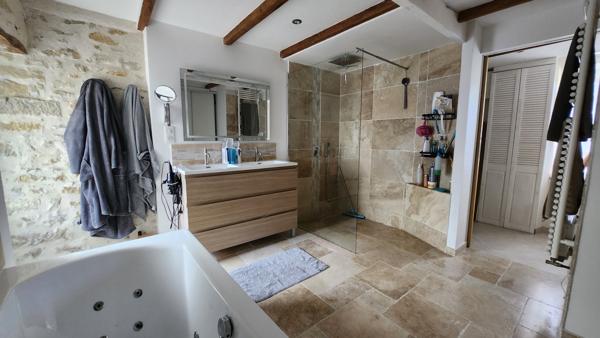 Sainte-Hermine (85210) Maison en pierre rénovée avec trois chambres et beau garage