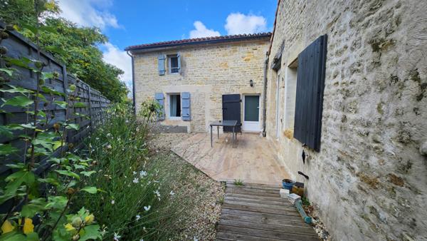 Sainte-Hermine (85210) Maison en pierre rénovée avec trois chambres et beau garage