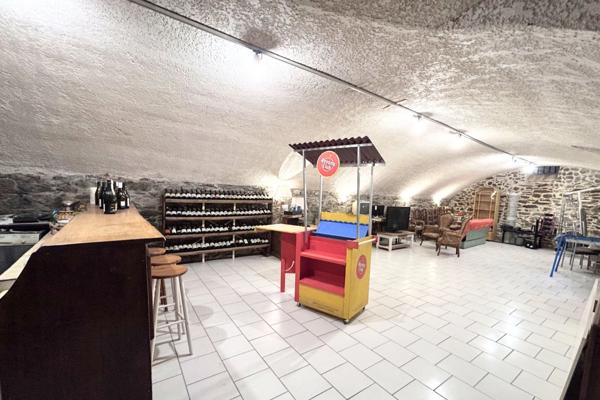 Maison de caractère - 230 m² – 5 chambres – Jardin paysager – Garage 3 véhicules – Cave de réception