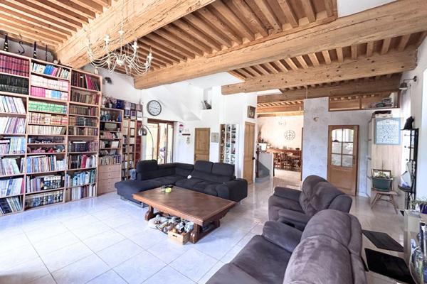 Maison de caractère - 230 m² – 5 chambres – Jardin paysager – Garage 3 véhicules – Cave de réception