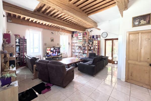 Maison de caractère - 230 m² – 5 chambres – Jardin paysager – Garage 3 véhicules – Cave de réception