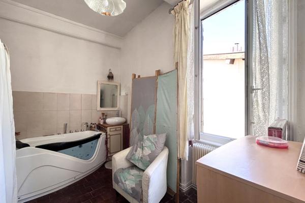 Maison de caractère - 230 m² – 5 chambres – Jardin paysager – Garage 3 véhicules – Cave de réception
