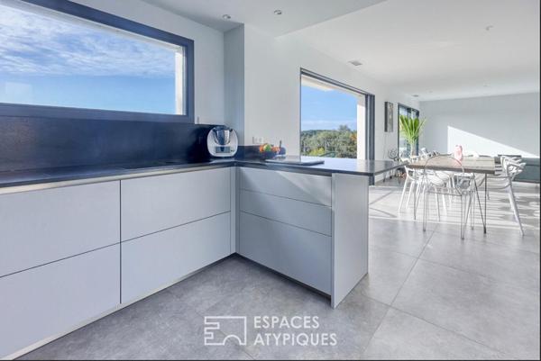 Villa contemporaine vue mer avec toit terrasse