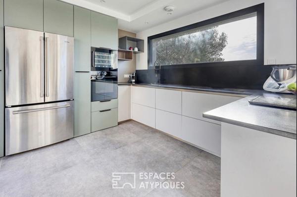 Villa contemporaine vue mer avec toit terrasse