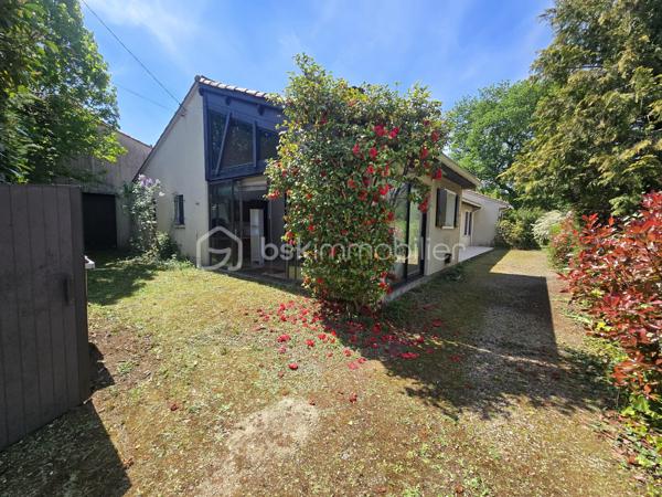 Maison de plain-pied avec double garage et véranda.
Découvrez cette agréable maison offrant de beaux volumes et un agencement fonctionnel. Elle se compose d'une vaste pièce de vie lumineuse ouverte sur la terrasse et le jardin, d'une cuisine conviviale, ainsi que d'une véranda idéale pour profiter de l'extérieur en toute saison. L'espace nuit comprend quatre chambres, un bureau parfait pour le télétravail, ainsi qu'une salle de bains équipée d'une douche et d'une baignoire, plus un WC indépendant.
Un double garage avec mezzanine complète ce bien et offre un bel espace de stockage ou d'aménagement selon vos besoins.
Celle-ci séduira les familles à la recherche de confort, de fonctionnalité et d'un cadre de vie agréable. Pour plus d'informations ou organiser une visite, contactez-moi dès aujourd'hui.