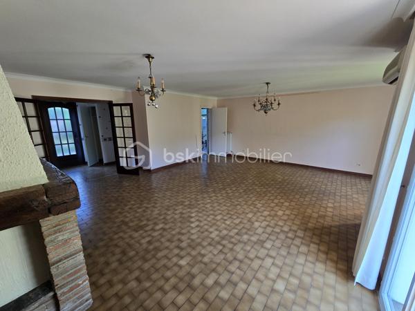 Maison de plain-pied avec double garage et véranda.
Découvrez cette agréable maison offrant de beaux volumes et un agencement fonctionnel. Elle se compose d'une vaste pièce de vie lumineuse ouverte sur la terrasse et le jardin, d'une cuisine conviviale, ainsi que d'une véranda idéale pour profiter de l'extérieur en toute saison. L'espace nuit comprend quatre chambres, un bureau parfait pour le télétravail, ainsi qu'une salle de bains équipée d'une douche et d'une baignoire, plus un WC indépendant.
Un double garage avec mezzanine complète ce bien et offre un bel espace de stockage ou d'aménagement selon vos besoins.
Celle-ci séduira les familles à la recherche de confort, de fonctionnalité et d'un cadre de vie agréable. Pour plus d'informations ou organiser une visite, contactez-moi dès aujourd'hui.