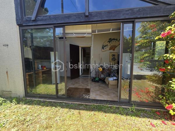 Maison de plain-pied avec double garage et véranda.
Découvrez cette agréable maison offrant de beaux volumes et un agencement fonctionnel. Elle se compose d'une vaste pièce de vie lumineuse ouverte sur la terrasse et le jardin, d'une cuisine conviviale, ainsi que d'une véranda idéale pour profiter de l'extérieur en toute saison. L'espace nuit comprend quatre chambres, un bureau parfait pour le télétravail, ainsi qu'une salle de bains équipée d'une douche et d'une baignoire, plus un WC indépendant.
Un double garage avec mezzanine complète ce bien et offre un bel espace de stockage ou d'aménagement selon vos besoins.
Celle-ci séduira les familles à la recherche de confort, de fonctionnalité et d'un cadre de vie agréable. Pour plus d'informations ou organiser une visite, contactez-moi dès aujourd'hui.