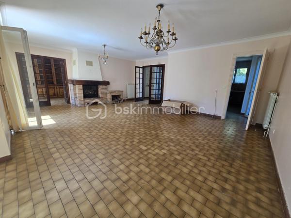 Maison de plain-pied avec double garage et véranda.
Découvrez cette agréable maison offrant de beaux volumes et un agencement fonctionnel. Elle se compose d'une vaste pièce de vie lumineuse ouverte sur la terrasse et le jardin, d'une cuisine conviviale, ainsi que d'une véranda idéale pour profiter de l'extérieur en toute saison. L'espace nuit comprend quatre chambres, un bureau parfait pour le télétravail, ainsi qu'une salle de bains équipée d'une douche et d'une baignoire, plus un WC indépendant.
Un double garage avec mezzanine complète ce bien et offre un bel espace de stockage ou d'aménagement selon vos besoins.
Celle-ci séduira les familles à la recherche de confort, de fonctionnalité et d'un cadre de vie agréable. Pour plus d'informations ou organiser une visite, contactez-moi dès aujourd'hui.