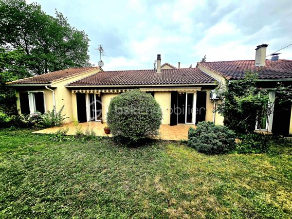 Maison de plain-pied avec double garage et véranda.
Découvrez cette agréable maison offrant de beaux volumes et un agencement fonctionnel. Elle se compose d'une vaste pièce de vie lumineuse ouverte sur la terrasse et le jardin, d'une cuisine conviviale, ainsi que d'une véranda idéale pour profiter de l'extérieur en toute saison. L'espace nuit comprend quatre chambres, un bureau parfait pour le télétravail, ainsi qu'une salle de bains équipée d'une douche et d'une baignoire, plus un WC indépendant.
Un double garage avec mezzanine complète ce bien et offre un bel espace de stockage ou d'aménagement selon vos besoins.
Celle-ci séduira les familles à la recherche de confort, de fonctionnalité et d'un cadre de vie agréable. Pour plus d'informations ou organiser une visite, contactez-moi dès aujourd'hui.