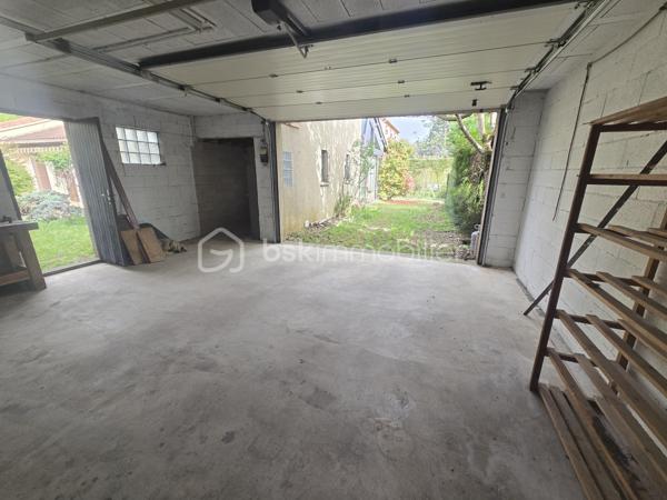 Maison de plain-pied avec double garage et véranda.
Découvrez cette agréable maison offrant de beaux volumes et un agencement fonctionnel. Elle se compose d'une vaste pièce de vie lumineuse ouverte sur la terrasse et le jardin, d'une cuisine conviviale, ainsi que d'une véranda idéale pour profiter de l'extérieur en toute saison. L'espace nuit comprend quatre chambres, un bureau parfait pour le télétravail, ainsi qu'une salle de bains équipée d'une douche et d'une baignoire, plus un WC indépendant.
Un double garage avec mezzanine complète ce bien et offre un bel espace de stockage ou d'aménagement selon vos besoins.
Celle-ci séduira les familles à la recherche de confort, de fonctionnalité et d'un cadre de vie agréable. Pour plus d'informations ou organiser une visite, contactez-moi dès aujourd'hui.
