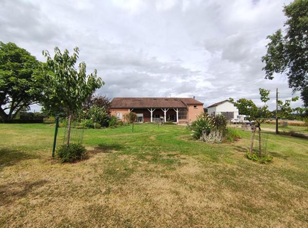 Maison composée de 3 logements et 2 séchoirs en campagne