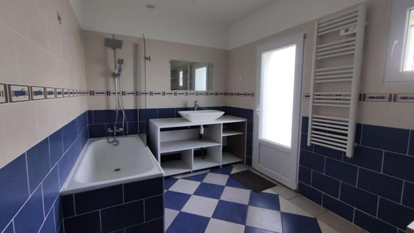 Maison composée de 3 logements et 2 séchoirs en campagne