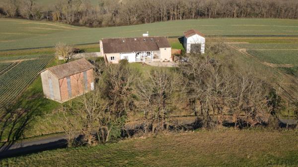 Maison composée de 3 logements et 2 séchoirs en campagne