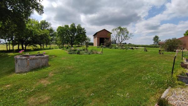 Maison composée de 3 logements et 2 séchoirs en campagne