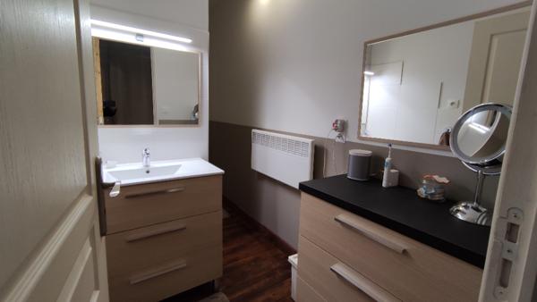 Maison composée de 3 logements et 2 séchoirs en campagne