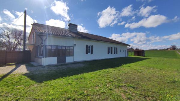 Maison composée de 3 logements et 2 séchoirs en campagne