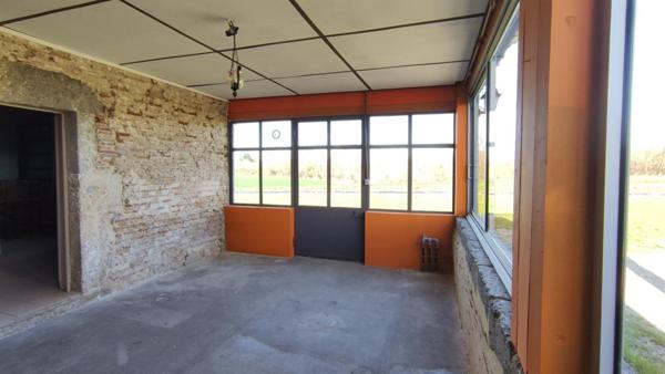 Maison composée de 3 logements et 2 séchoirs en campagne