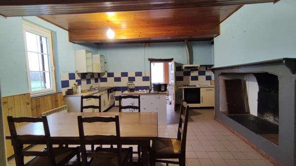 Maison composée de 3 logements et 2 séchoirs en campagne