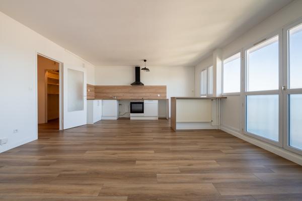LONGJUMEAU CENTRE – Appartement 2 pièces – 50,75 m² – Grand balcon – 11ème étage – Vue dégagée – Entièrement r