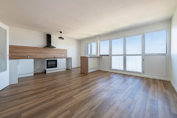 LONGJUMEAU CENTRE – Appartement 2 pièces – 50,75 m² – Grand balcon – 11ème étage – Vue dégagée – Entièrement r