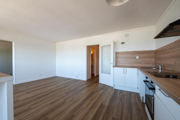 LONGJUMEAU CENTRE – Appartement 2 pièces – 50,75 m² – Grand balcon – 11ème étage – Vue dégagée – Entièrement r