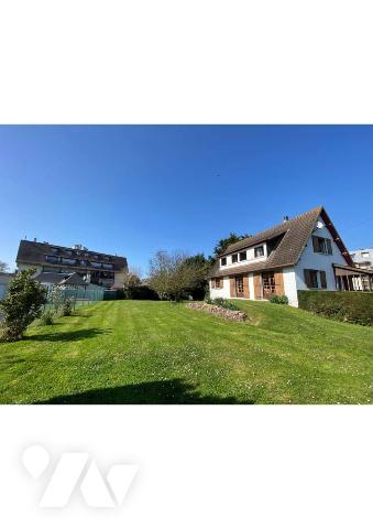 Plage et commerces à pied pour cette maison sur 1043m² de jardin