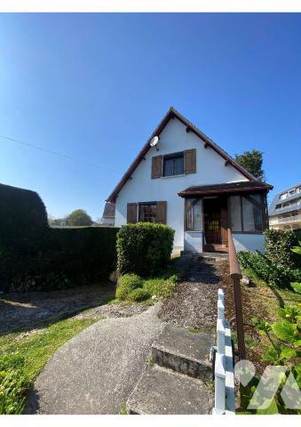 Plage et commerces à pied pour cette maison sur 1043m² de jardin