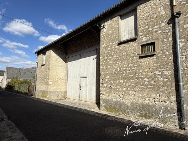 GRANGE DE 190 M² AVEC JARDIN ? C?UR DE TOURY