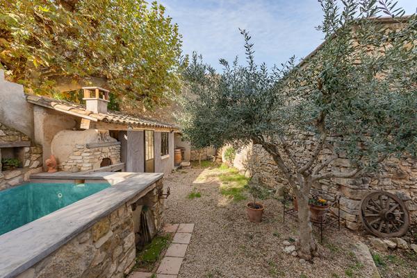 EGUILLES : Bastide T5 en R+2 d'environ 150 m² avec 4 grandes chambres