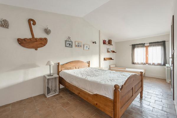EGUILLES : Bastide T5 en R+2 d'environ 150 m² avec 4 grandes chambres