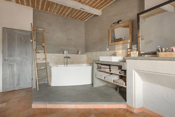 EGUILLES : Bastide T5 en R+2 d'environ 150 m² avec 4 grandes chambres