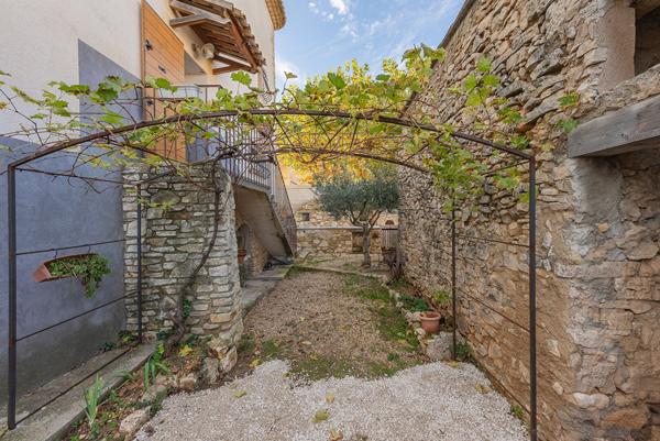 EGUILLES : Bastide T5 en R+2 d'environ 150 m² avec 4 grandes chambres