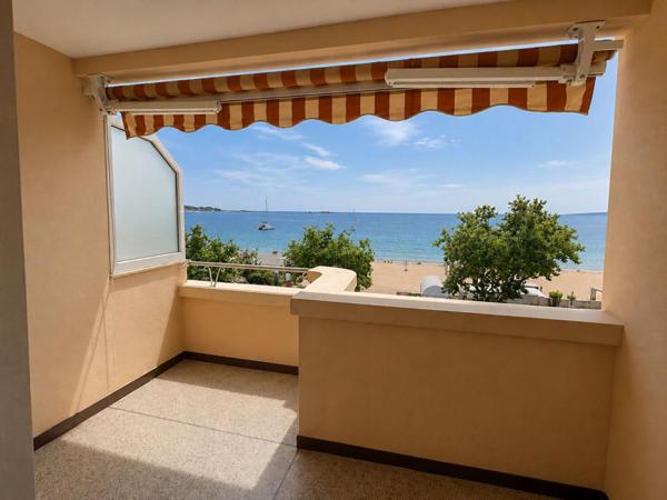 FREJUS-PLAGE  Appartement 2 pièces face à la mer et plage